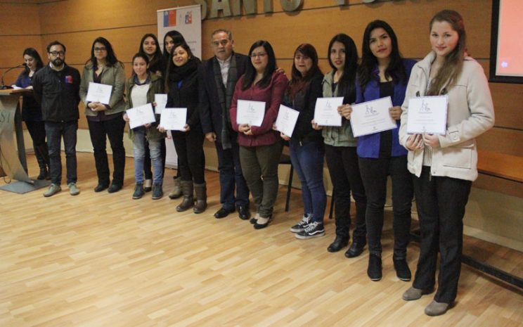 Grupo de 8 estudiantes certificados junto a sus diplomas.