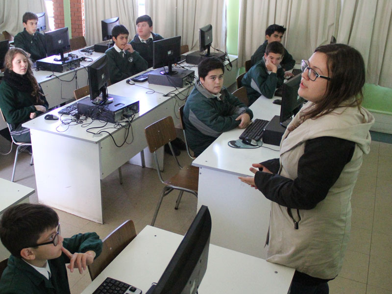 Mariana Osorio, de Ucorp, entrega instrucciones a estudiantes de colegio Santo Tomás.