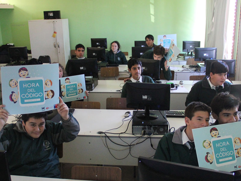 Alumnos de colegio Santo Tomás muestran carteles de la hora del código.