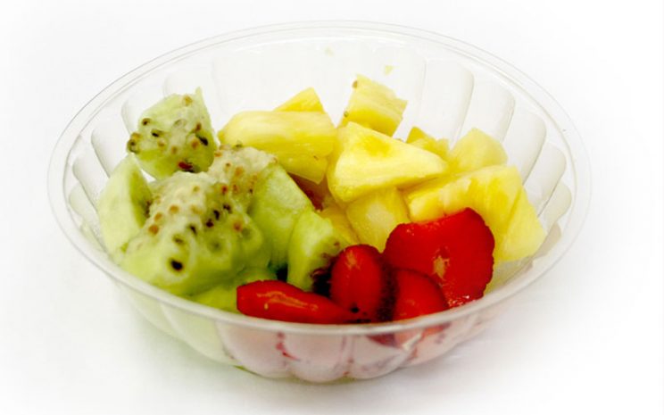 Compota con frutas: kiwi, frutillas, piña.