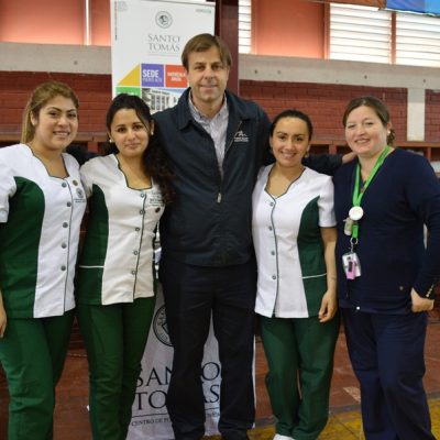 Alumnas de Santo Tomás Puente Alto y el Alcalde Germán Codina.
