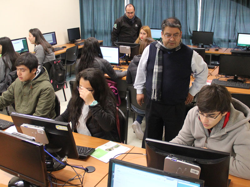 Estudiantes participan de Juego de Ingeniería Comercial en laboratorio computación.