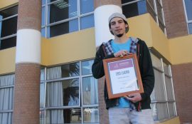 El estudiante Juan Carlos Lamas sostiene en sus manos el diploma que acredita su segundo lugar en el concurso.