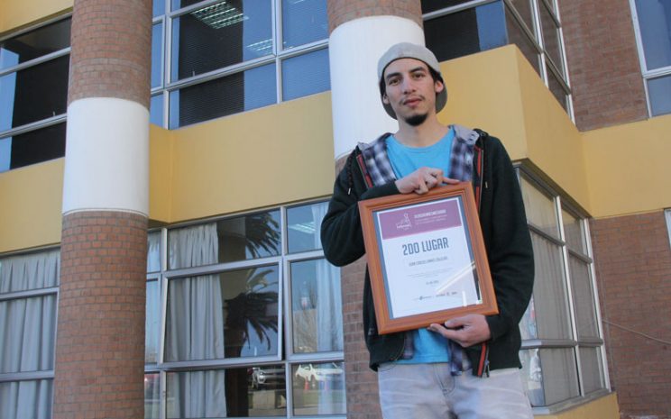 El estudiante Juan Carlos Lamas sostiene en sus manos el diploma que acredita su segundo lugar en el concurso.