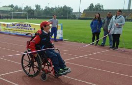 Niño gana carrera en silla de ruedas, durante las XI Olimpiadas Especiales de la Provincia Cordillera.