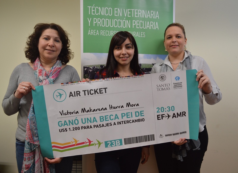 Victoria Iturra, junto a las autoridades de su carrera