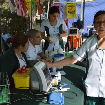 Durante la 5ta Feria Rehabilitacion de La Pintana, los Tomasinos realizaron controles de signos vitales, atenciones podológicas, masoterapia y charlas de prevención y promoción del autocuidado.