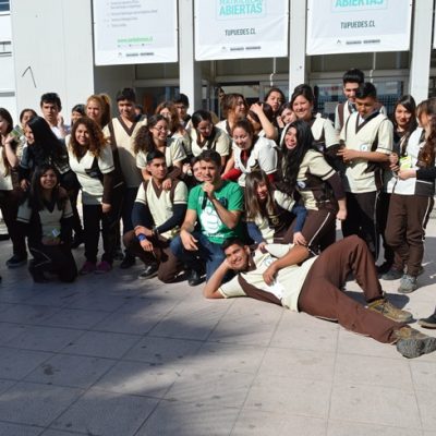 Foto grupal de alumnos que vivieron la charla "Vivir de tu pasión" en Santo Tomás Puente Alto.