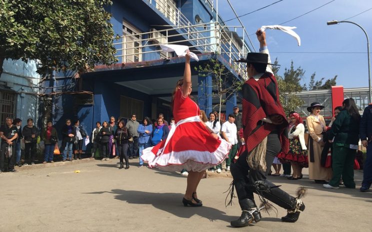 Una pareja de alumnos baila durante el esquinazo en Hospital Sótero del Río.