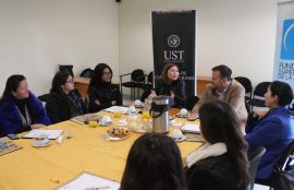 Parte de los participantes de la reunión escuchan la intervención de la Directora Regional de Coquimbo de la fundación, Andrea Hernández.