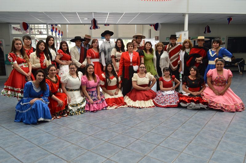 Un grupo de alumnos y alumnas participó del tradicional esquinazo en el Hospital Dr. Sótero del Río.