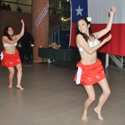 Bailes típicos en celebración Fiestas Patrias DAE. Pascuence