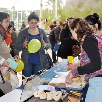 Estudiantes durante la celebración de Fiestas Patrias, organizada por DAE.