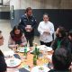 Francisco Fantini junto a una chef, presentando los platos a los asistentes