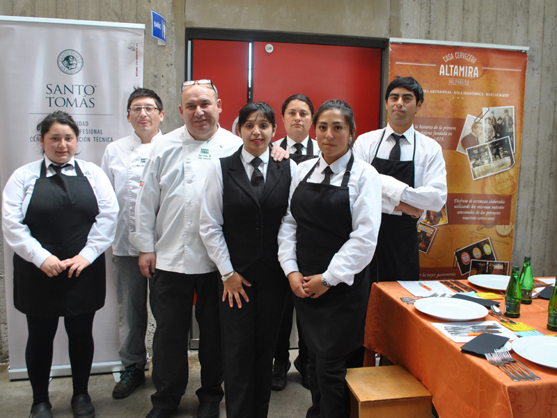 Equipo de alumnos y docente de Gastronomía Internacional y Tradicional Chilena