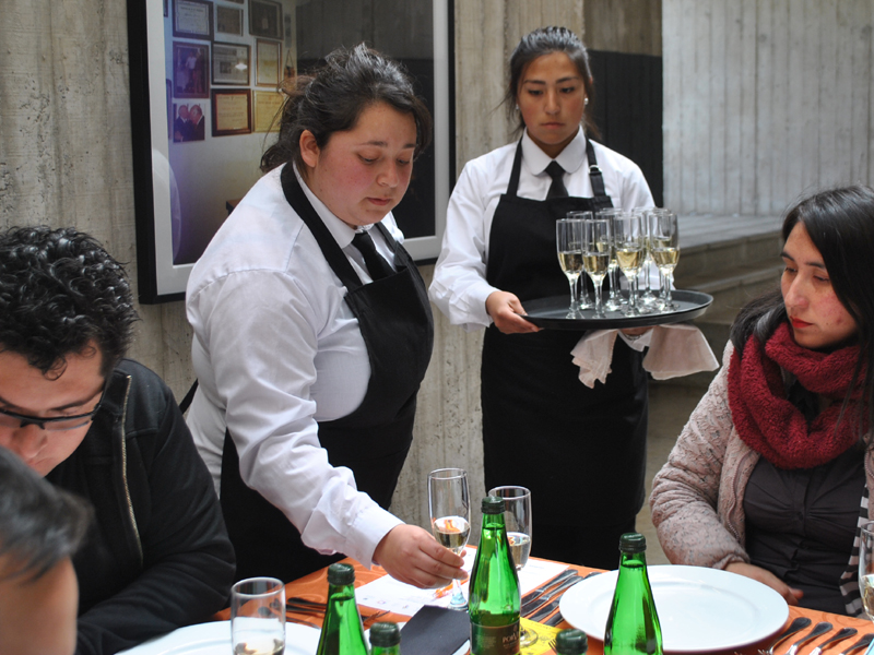 Alumnas de Gastronomía Internacional y Tradicional Chilena durante el maridaje