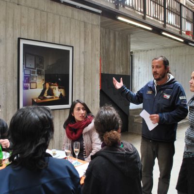 Francisco Fantini, de Fundación Gourmet Patagonia, presentando los platos junto al chef correspondiente