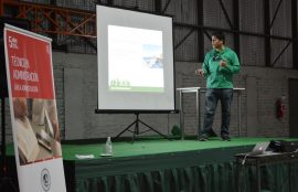 El fundador de Felices y Forrados Gino Lorenzini, durante su exposición en Santo Tomás Puente Alto.