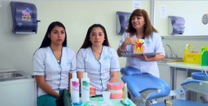 Alumnas de Técnico en Odontología mención Higienista Dental, junto a la Jefe de Carrera Berlena Vaquero