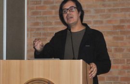 El psicólogo Gonzalo Salas en la conferencia "Historia de la Psicología en Chile"