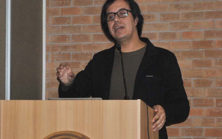 El psicólogo Gonzalo Salas en la conferencia "Historia de la Psicología en Chile"
