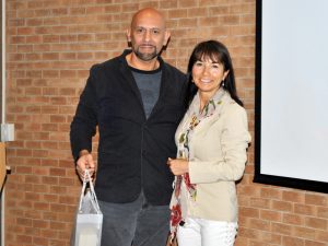 Mauricio Ulloa y María Paz Marín, directora Escuela de Medicina Veterinaria UST Viña del Mar