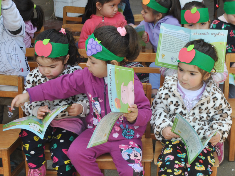 Alumnos del jardín infantil "Caritas Risueñas" observando el nutricuento