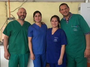 Equipo que llevó a cabo la cirugía: Dr. Eduardo Hernández, cirujano; Dra. Ivannia Maggini y Dra. Gladys Soto, ayudantes de cirugía; Dr. Pablo Salah, anestesista.