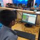 Un alumno programa en su computador.