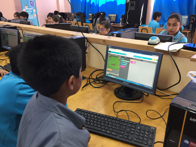 Un alumno programa en su computador.