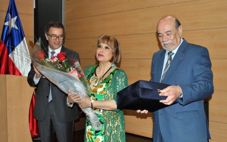 La cantante Palmenia Pizarro recibiendo el "Premio a la trayectoria cultural", en la inauguración del 5º Torneo Internacional de Debates Santo Tomás