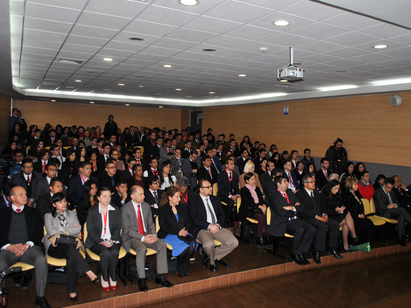 Público asistente a la ceremonia de inauguración del 5º Torneo Internacional de Debates Santo Tomás
