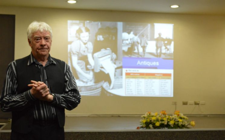 Académico britanico visitó La Araucanía para hacer una charla sobre practicas nuevas de pedagogía en inglés
