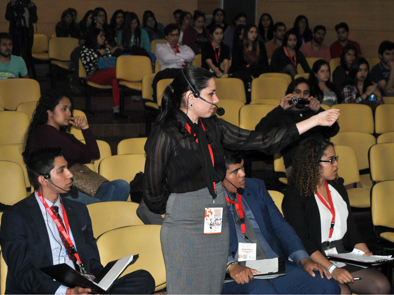 El equipo de Univer Zamora durante las competencias en el 5º Torneo Internacional de Debates Santo Tomás