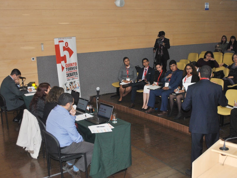 El equipo de Univer Zamora durante las competencias en el 5º Torneo Internacional de Debates Santo Tomás