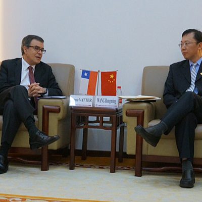 Rector Nacional de la UST, Jaime Vatter, junto al Director de Proyectos Internacionales, Roberto Lafontaine, visitaron la Universidad Normal del Este, en Shanghai