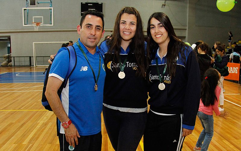 Alejandro Marin (DT), Joudie Gomez, Fernanda Zuñiga. Voleibol La Serena 1 lugar