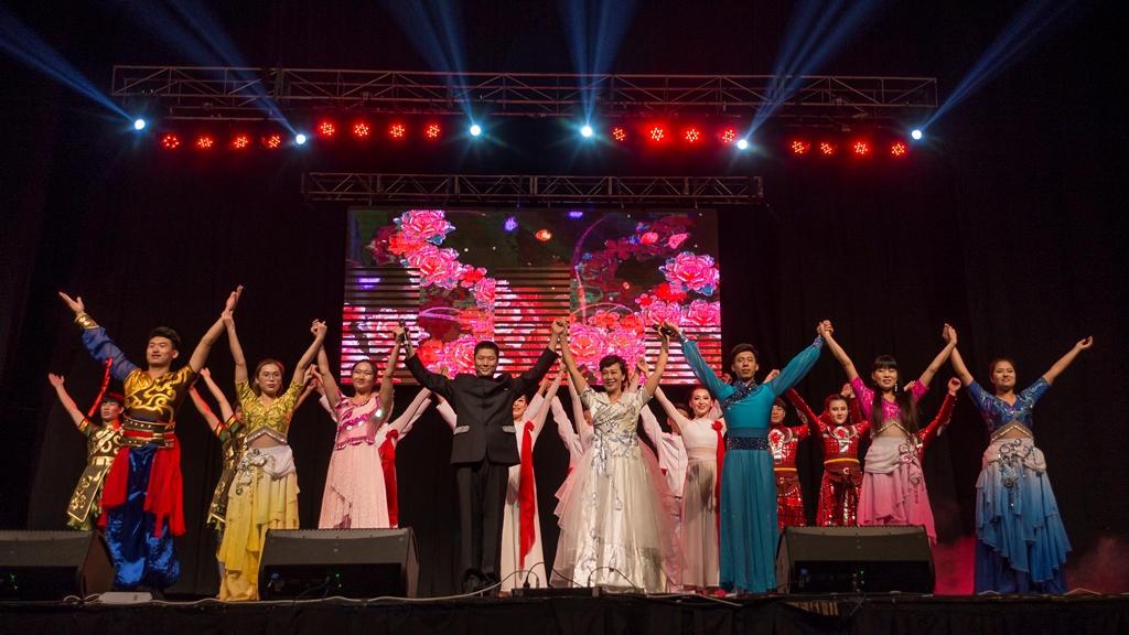 El show artístico “La Brillante China” exhibió numerosas expresiones de danza, baile, composición y pintura, a través de pequeñas obras de teatro que transmitieron el alma de la caligrafía y el encanto de la pintura oriental.