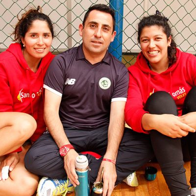 Constanza Monroy, DT Alejandro Marin y Camila Tapia, UST La Serena-Voleibol