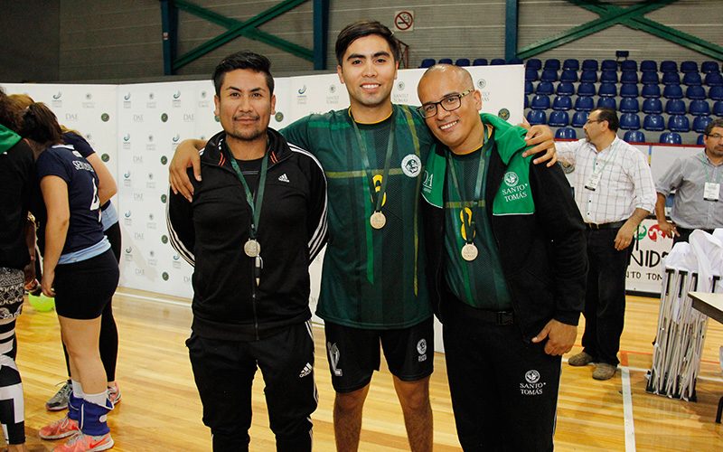 Guillermo Gonzalez (DT damas voleibol Iquique), Johao Rodriguez, Jonathan Ortega Voleibol Iquique 1° Lugar
