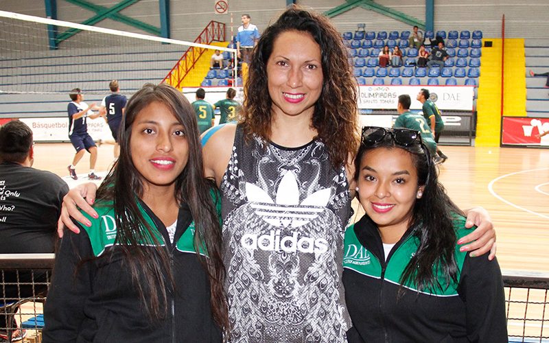 Voleibol sede Equique 2°lugar, Lucero Cordova, Violeta Sánchez y Patricia Vega