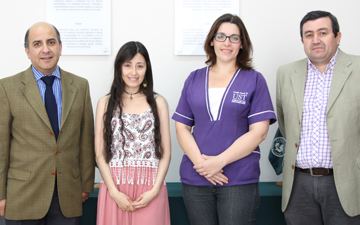 alumnas con rector y director académico
