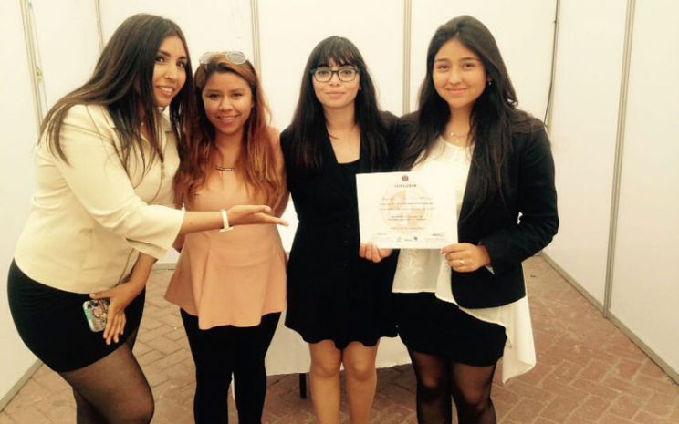 Dos de las alumnas recibiendo el diploma que acredita el primer lugar.