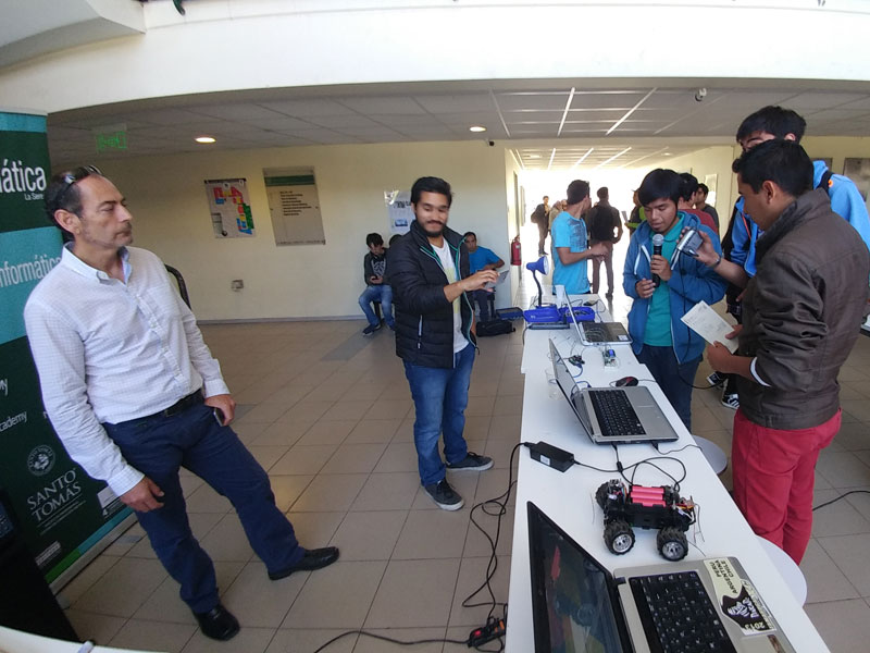 Director de Área de Informática, Luis Cabezas, observa el trabajo de un grupo de alumnos.