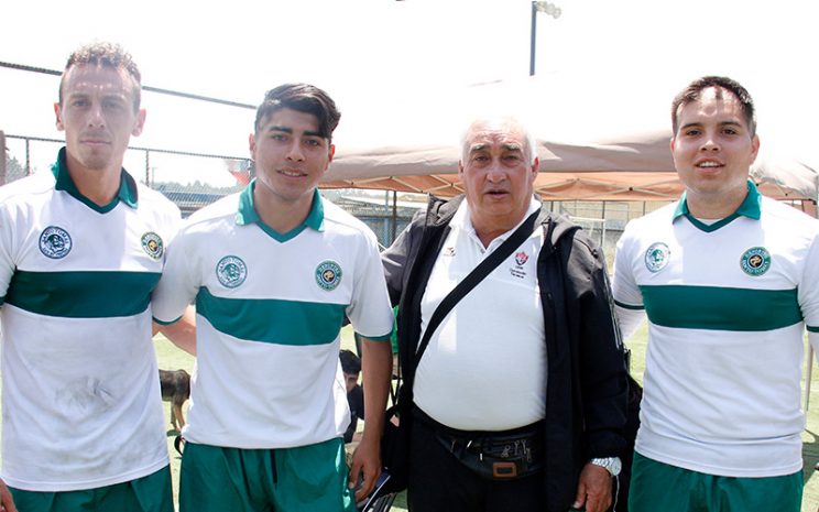 El entrenador junto a tres de los jugadores del plantel durante las Olimpiadas nacionales Santo Tomás.