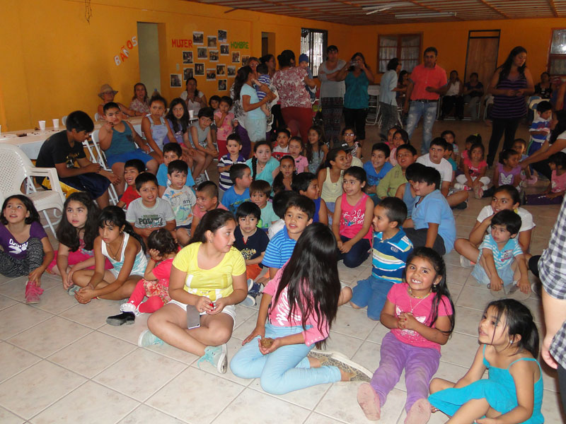 Niños y niñas esperan la actividad.