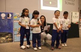 Cuatro niños, apoyados por su educadora, se presentan en el evento.