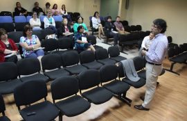 El Dr. Ricardo Aravena durante su presentación en el evento.