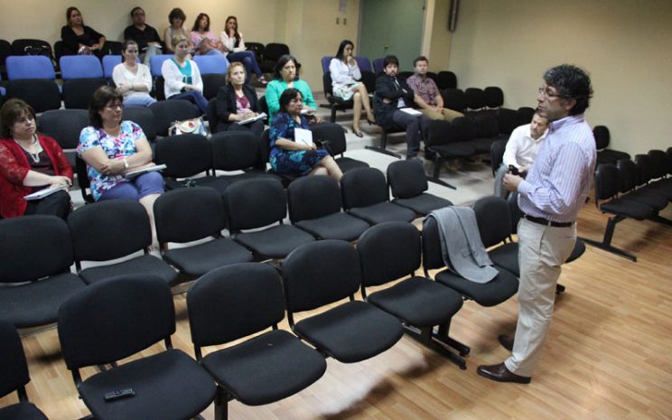 El Dr. Ricardo Aravena durante su presentación en el evento.