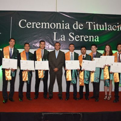Titulados de Pedagogía en Educación Física y jefe de carrera, Carlos Munizaga.